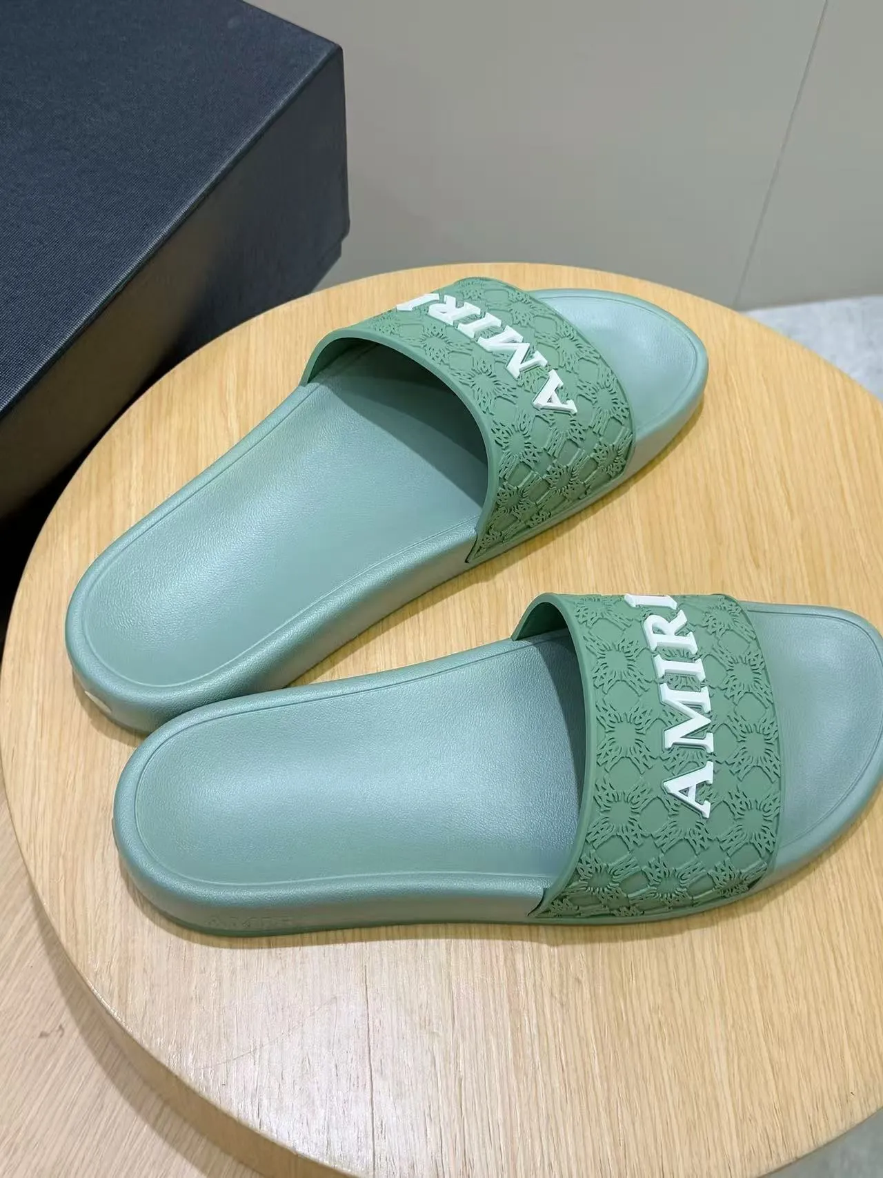 [AMIRI* Emil] P: 300💰 Size: 39-45 Official website new original 1:1 AMIRI* Emil classic men's slippers, high-end boutique, original material, TPU upper, foam bottom, fine workmanship, casual, loose and comfortable, a must-have in summer.